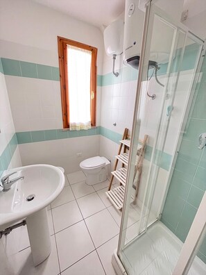 Shower, bidet - Only 150 meters from the sea, with garden (Marcelli)