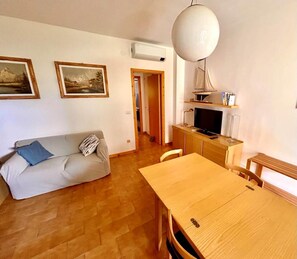 Smart TV - Nice and spacious one-bedroom apartment with garden in the center (Sirolo)