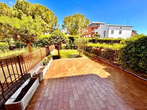 Property grounds - Nice and spacious one-bedroom apartment with garden in the center (Sirolo)