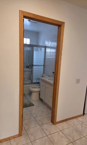 Ein Badezimmer mit Dusche, Toilette und Waschbecken.