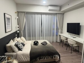 Decoración personalizada y espacio para trabajar con laptop