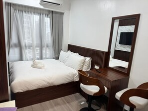 Decoración personalizada y espacio para trabajar con laptop