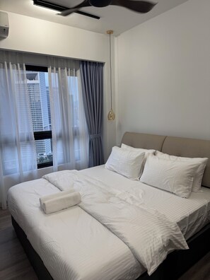 Decoración personalizada y espacio para trabajar con laptop