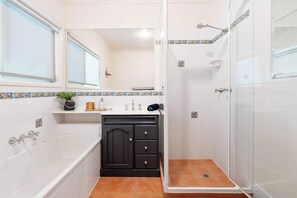 Shower, hair dryer, towels, shampoo - Lake Weyba Retreat, Peaceful Lakeside Escape (Coolum Region)