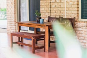 Outdoor dining - Lake Weyba Retreat, Peaceful Lakeside Escape (Coolum Region)