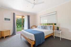 Iron/ironing board, travel cot, WiFi, bed sheets - Lake Weyba Retreat, Peaceful Lakeside Escape (Coolum Region)
