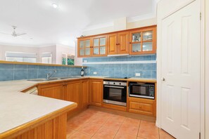 Fridge, microwave, oven, stovetop - Lake Weyba Retreat, Peaceful Lakeside Escape (Coolum Region)