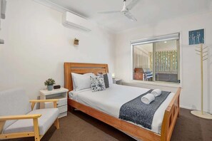 Iron/ironing board, travel cot, WiFi, bed sheets - Lake Weyba Retreat, Peaceful Lakeside Escape (Coolum Region)