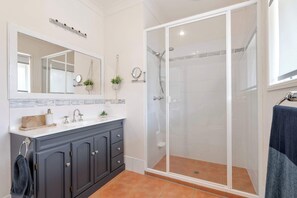 Shower, hair dryer, towels, shampoo - Lake Weyba Retreat, Peaceful Lakeside Escape (Coolum Region)
