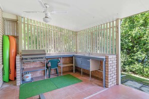 Terrace/patio - Lake Weyba Retreat, Peaceful Lakeside Escape (Coolum Region)
