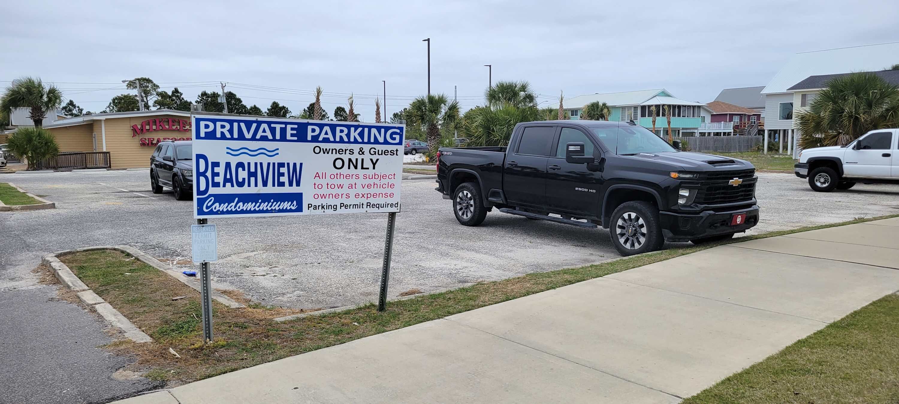 Privat parkering – endast för boende i Beachview Condominiums.