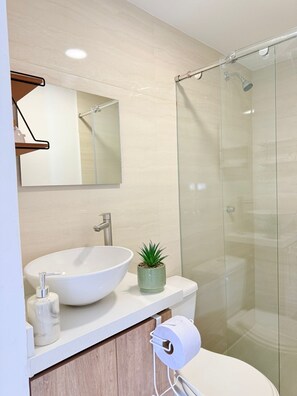 Serviettes fournies, savon, papier toilette