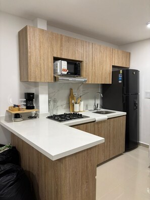 Micro-ondes, plaque de cuisson, lave-vaisselle