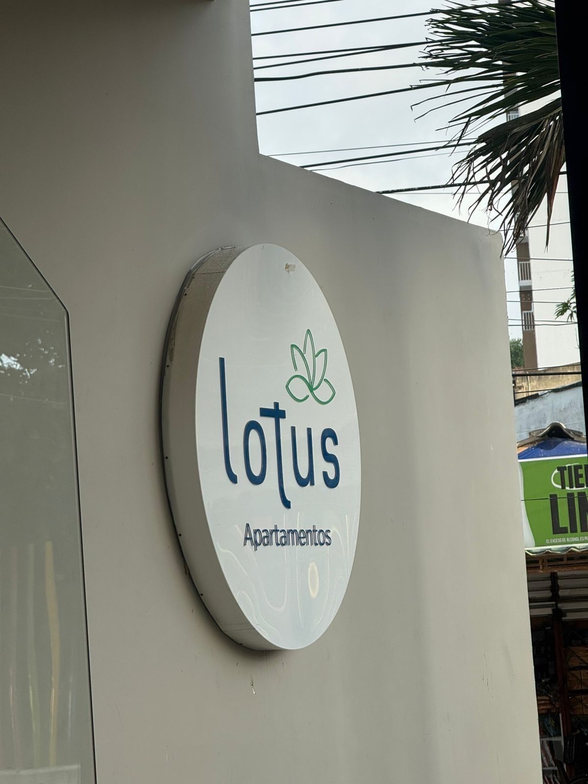 Un letrero que dice 'Lotus Apartamentos' en un edificio.