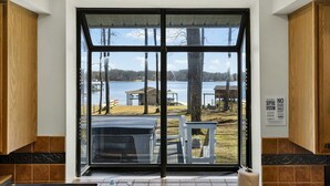 Une vue à travers une porte vitrée sur laquelle on peut lire : « La vie est plus belle au bord du lac. »