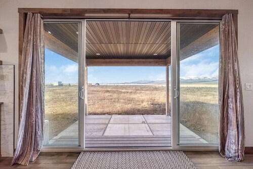 Sawtelle Shadow | Sleeps 22, Lake Access, Hot Tub, Yellowstone, Games, & More!