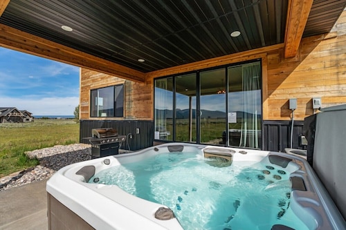 Sawtelle Shadow | Sleeps 20, Lake Access, Hot Tub, Yellowstone, Games, & More!