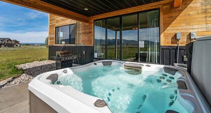 Sawtelle Shadow | Sleeps 20, Lake Access, Hot Tub, Yellowstone, Games, & More!