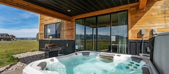 Sawtelle Shadow | Sleeps 22, Lake Access, Hot Tub, Yellowstone, Games, & More!