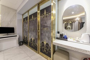 Separate bathtub and shower, slippers, towels - Hotel felice (Daegu)