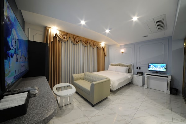 A hotel room with a bed, a sofa, a TV, and a desk. - Hotel felice (Daegu)
