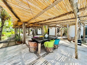 Outdoor dining - Enjoy the Beach and the Tranquility By Partner (Celestino Gazca Villaseñor)