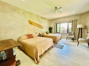 Escritorio, wifi y ropa de cama 