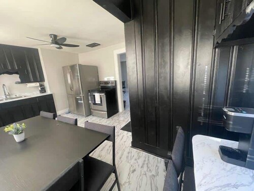 3 BR Apartment Near Wesleyan 201