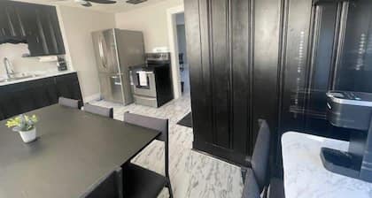 3 BR Apartment Near Wesleyan 201