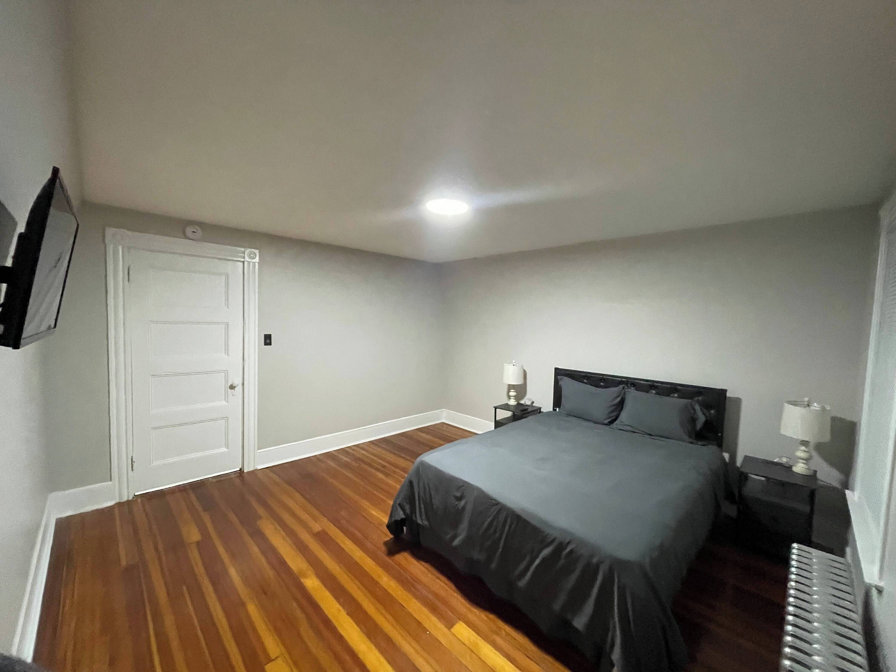Desk, WiFi, bed sheets