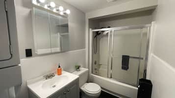 Douche, serviettes fournies, shampoing