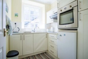 Room - 5 Belle Vue Court - 2 Bedroom Apartment - Tenby (Tenby)