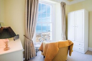 Room - 5 Belle Vue Court - 2 Bedroom Apartment - Tenby (Tenby)