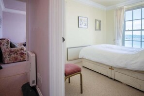 Room - 5 Belle Vue Court - 2 Bedroom Apartment - Tenby (Tenby)