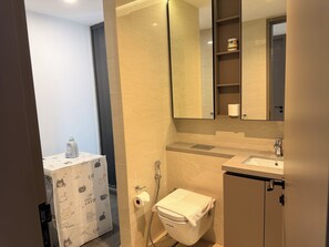 Free toiletries, hair dryer, slippers, towels - Axon Residences KLCC By Leo (Kuala Lumpur)