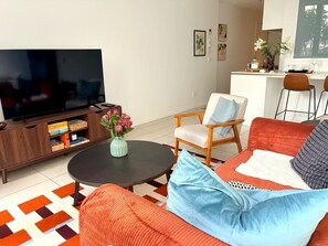 TV - Stylish 1BR Executive Apartment with Pool & Gym (South Brisbane)