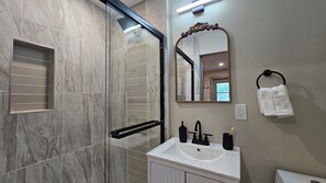 Dusche, Haartrockner, Handtücher, Seife