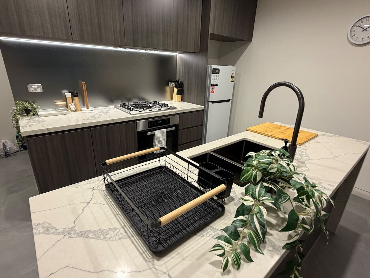 Frigorifero, microonde, forno, piano cottura