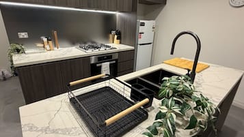 Frigorifero, microonde, forno, piano cottura