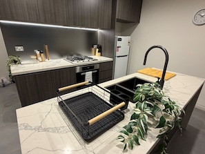 Réfrigérateur, four à micro-ondes, un four, surface de cuisson