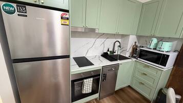 Fridge, microwave, oven, stovetop