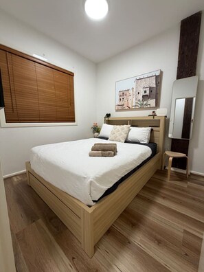 Tabla de planchar con plancha, wifi gratis y ropa de cama 