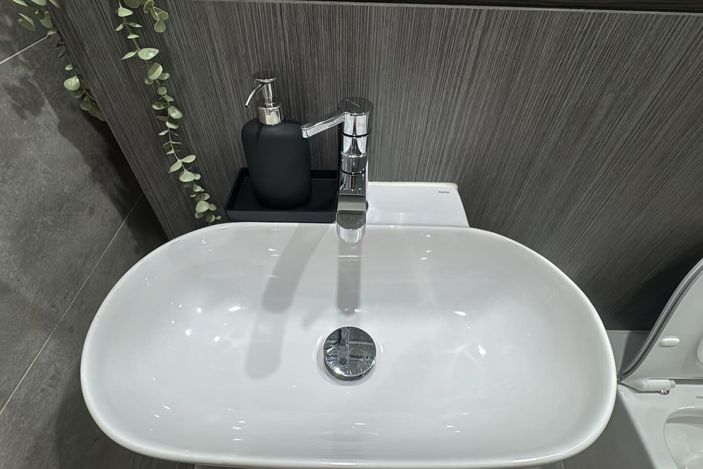 Haartrockner, Handtücher, Shampoo, Toilettenpapier