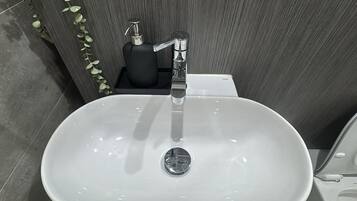 Haartrockner, Handtücher, Shampoo, Toilettenpapier