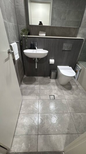 Haartrockner, Handtücher, Shampoo, Toilettenpapier