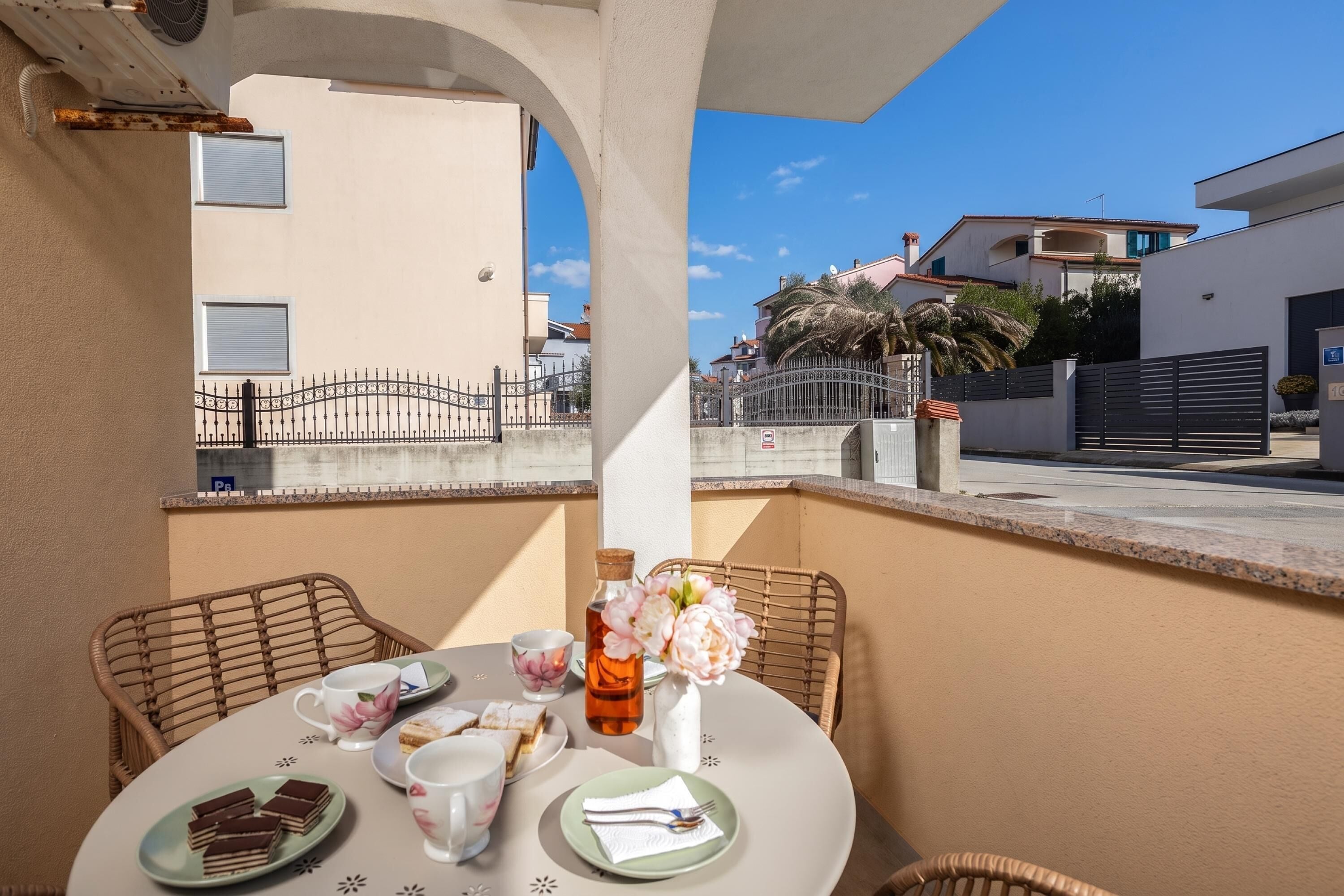 Departamento estándar, 1 habitación, balcón (Apt Rosa Walk To Beach /w Balcony) | Restaurante al aire libre