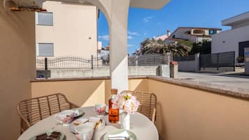 Departamento estándar, 1 habitación, balcón (Apt Rosa Walk To Beach /w Balcony) | Restaurante al aire libre