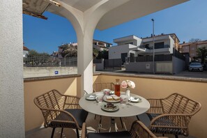 Standard Apartment, Multiple Bedrooms (Apartment Rosa) | Outdoor dining - Apartment Rosa (Medulin)