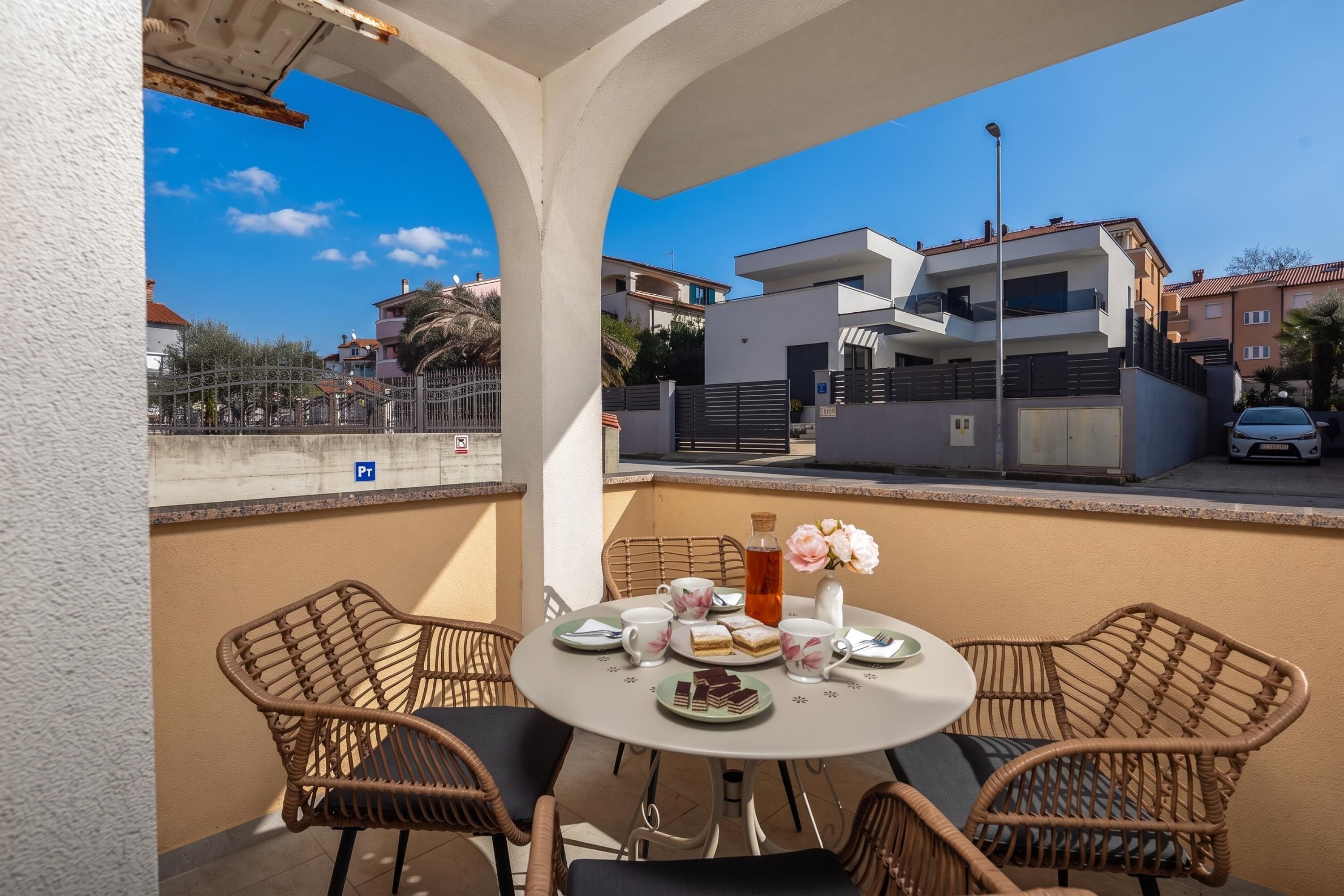 Căn hộ Tiêu chuẩn, 1 phòng ngủ, ban công (Apt Rosa Walk To Beach /w Balcony) | Khu ẩm thực ngoài trời