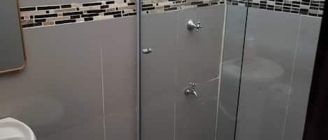 Douche, sĂšche-cheveux, serviettes fournies, savon